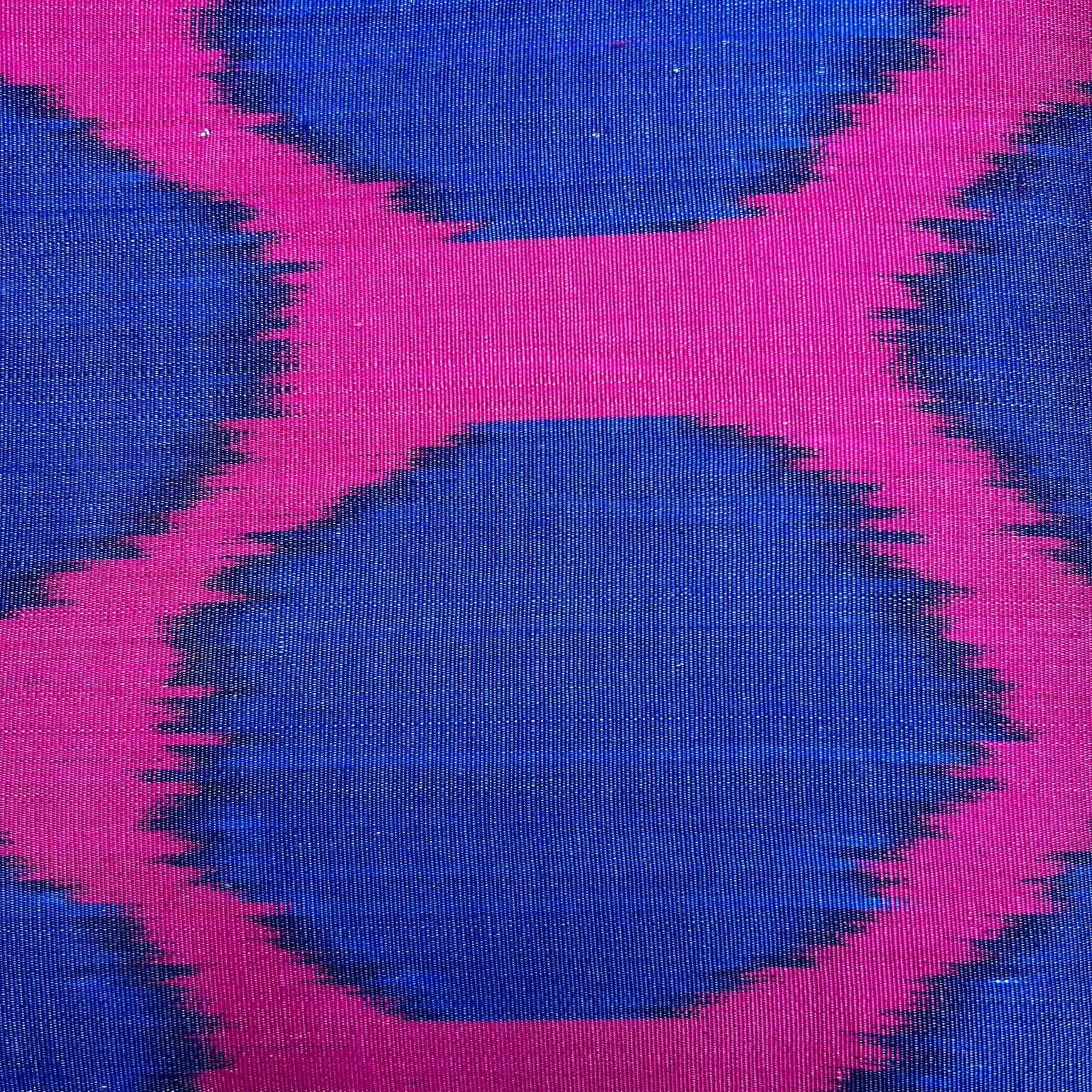 blue dots on fuchsia silk Ikat stof