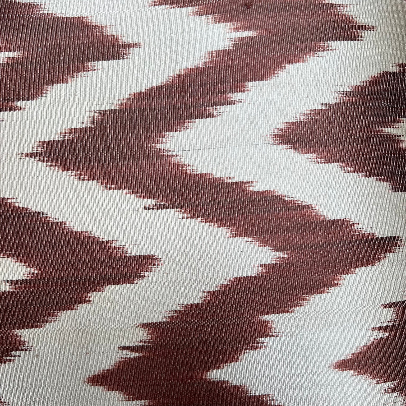 brown white zigzag stof