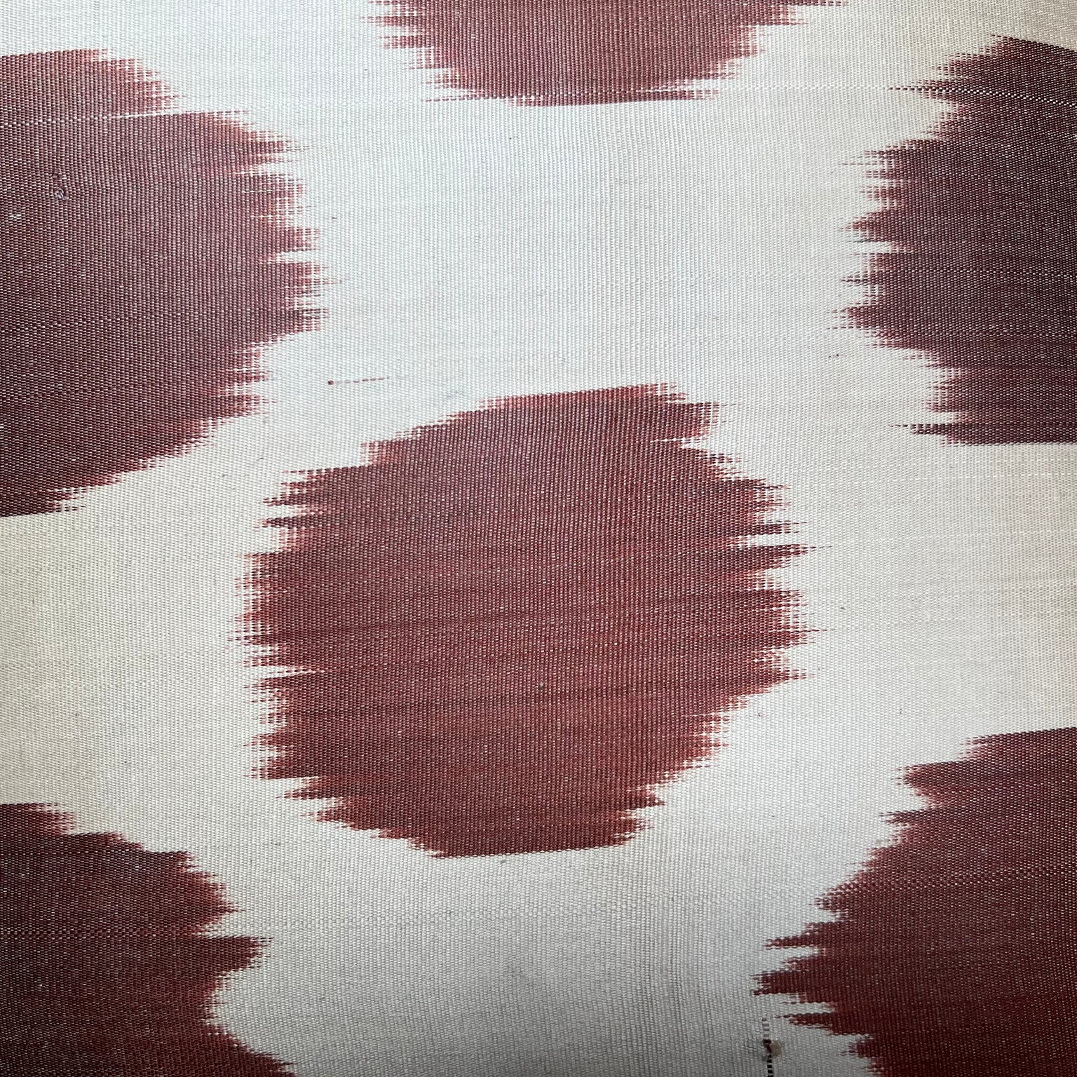 redbrown dots on white silk Ikat stof