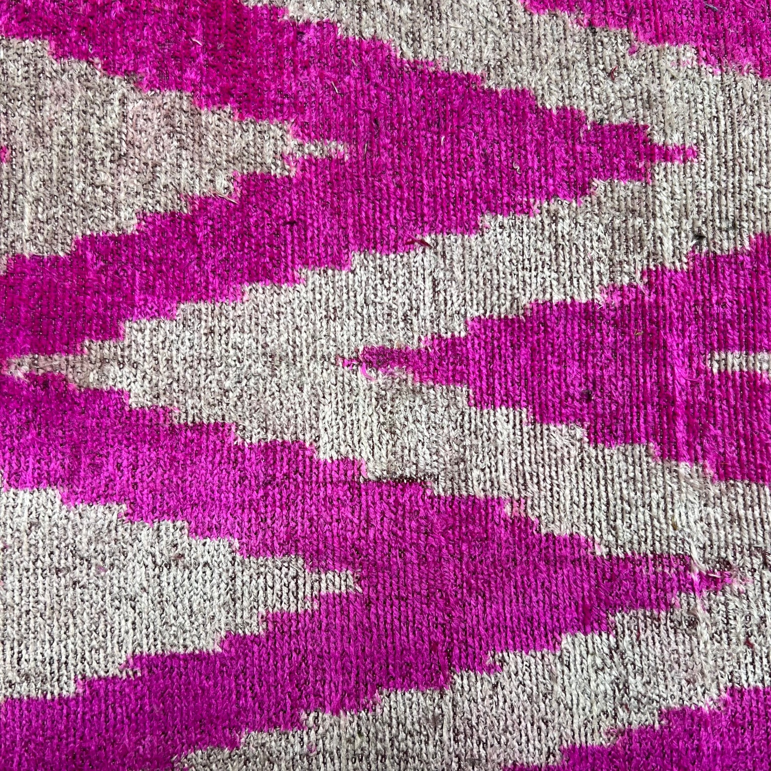 velvet pink zigzag stof