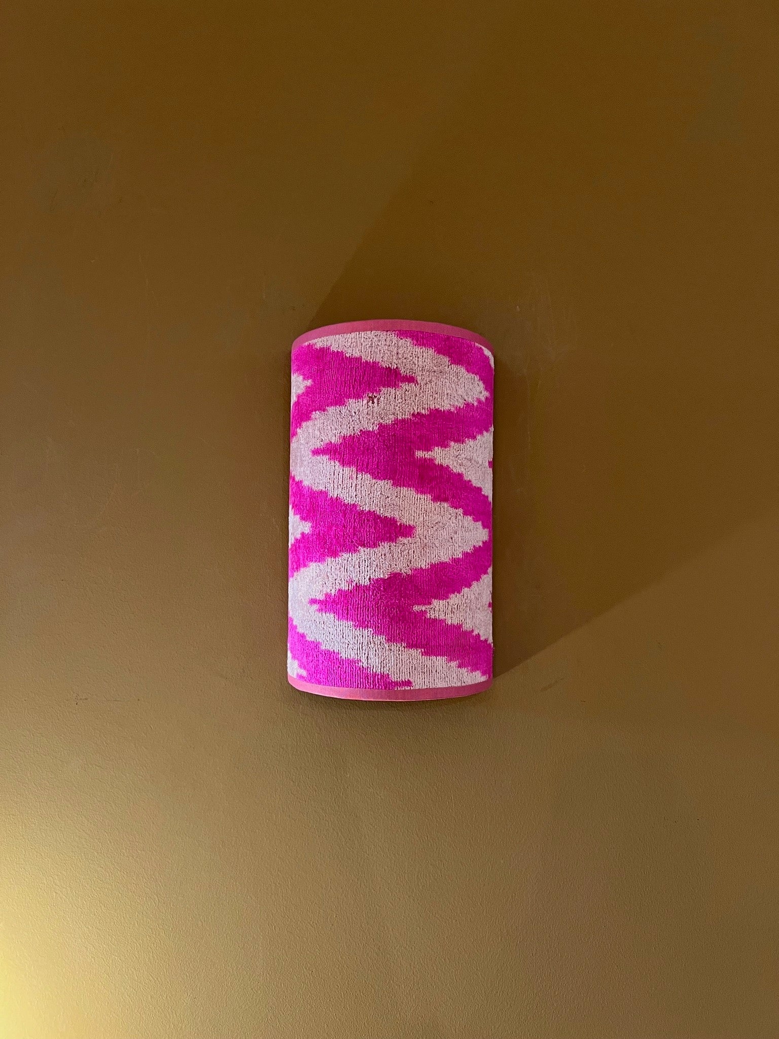 Velvet Neon Pink Zigzag | Wall Light